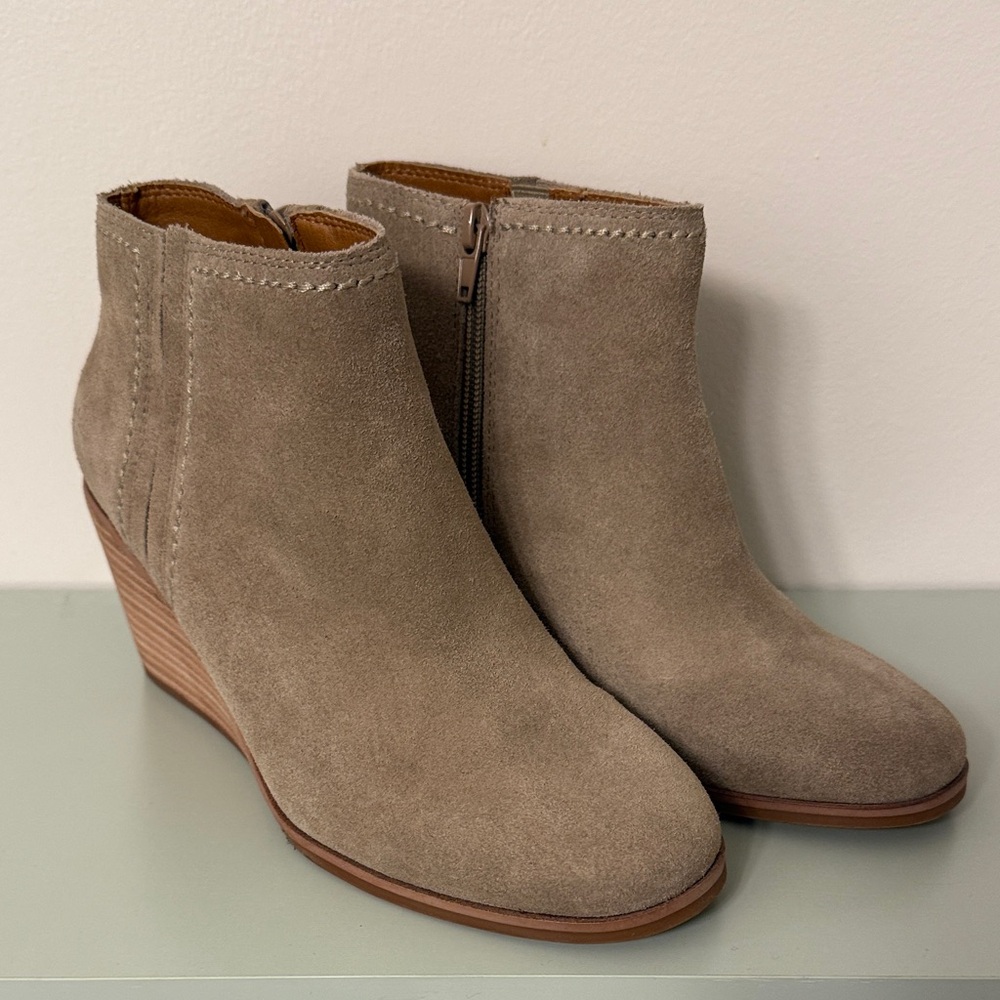 🍀 Lucky Brand🍀 Women's Suede Ankle Boots - Taupe